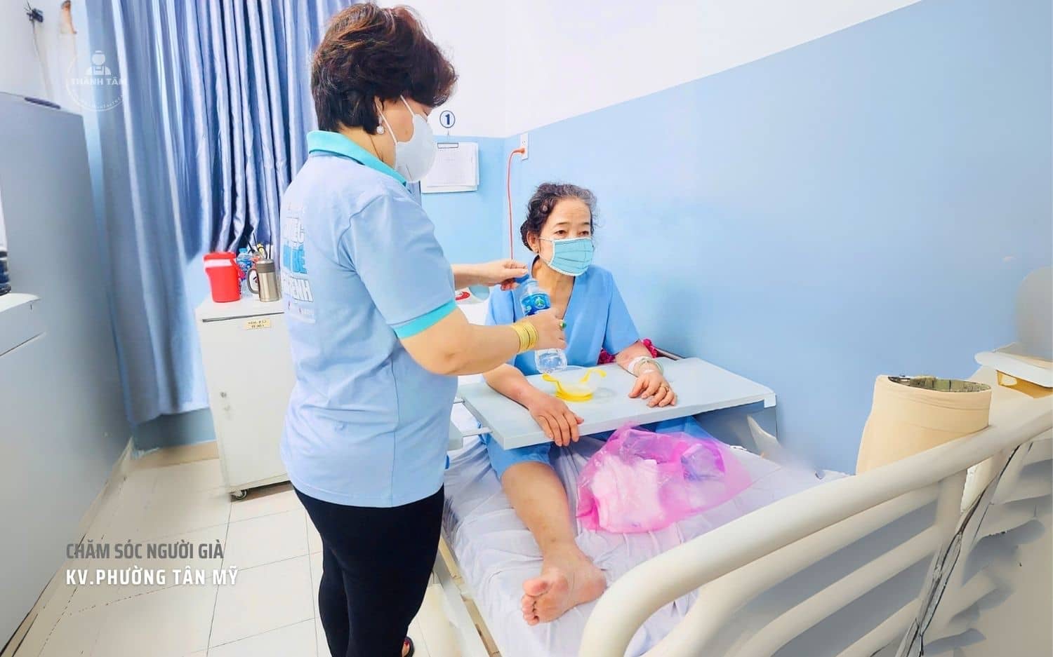 Chăm sóc cụ bà ở bệnh viện Tim Tâm Đức