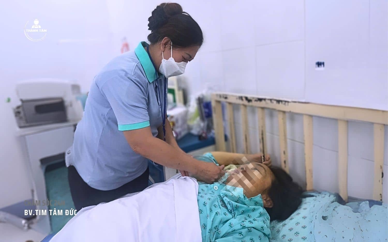 Túc trực ngày đêm bên bệnh nhân tại viện tim Tâm Đức