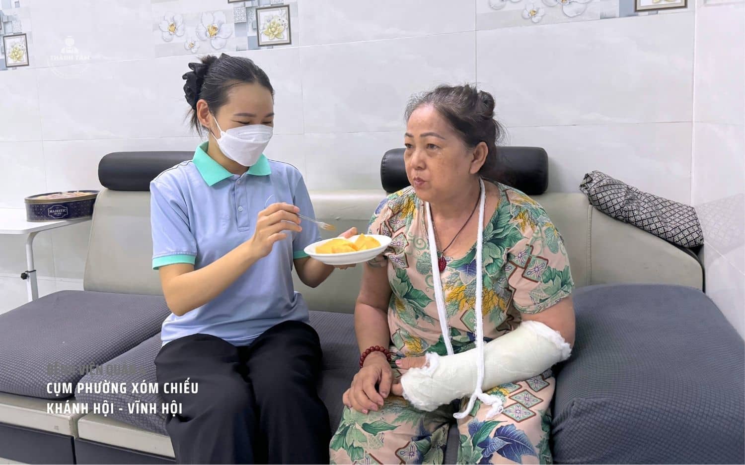 Chăm sóc bà tại nhà khu vực phường Xóm Chiếu