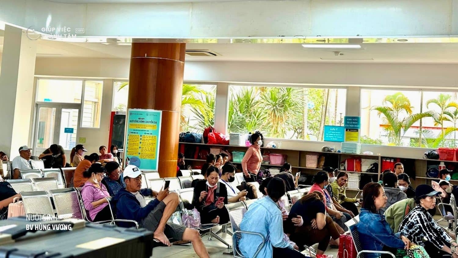 Đông đúc thân bệnh nhân tại quầy đăng ký bệnh viện Hùng Vương