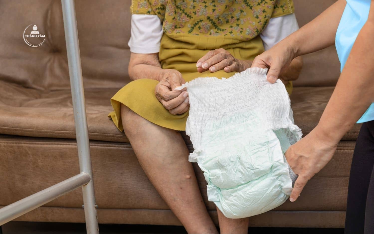 Hỗ trợ thay tả cho người bệnh tai biến