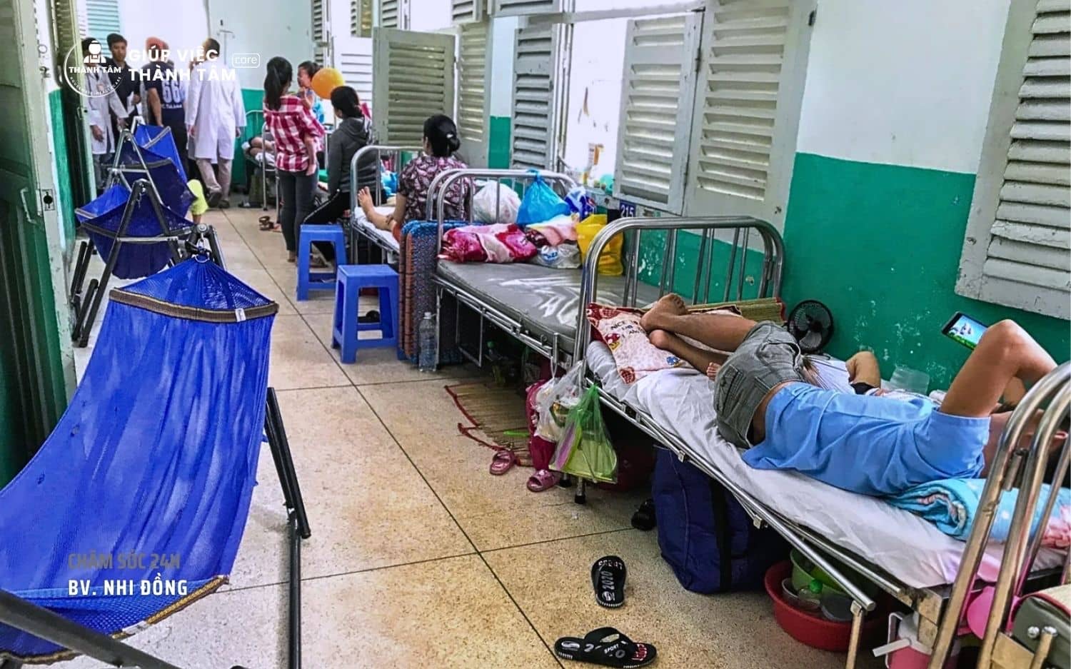 Mỗi bệnh nhi chỉ được một phụ huynh ở lại đêm chăm sóc