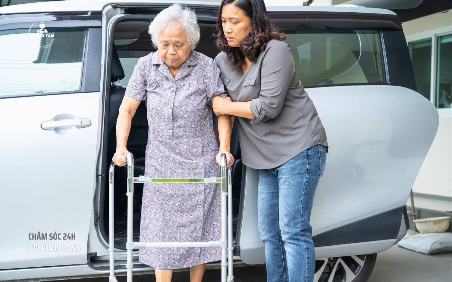 Con cháu phải nghỉ việc để trông nom ông bà khi nằm viện