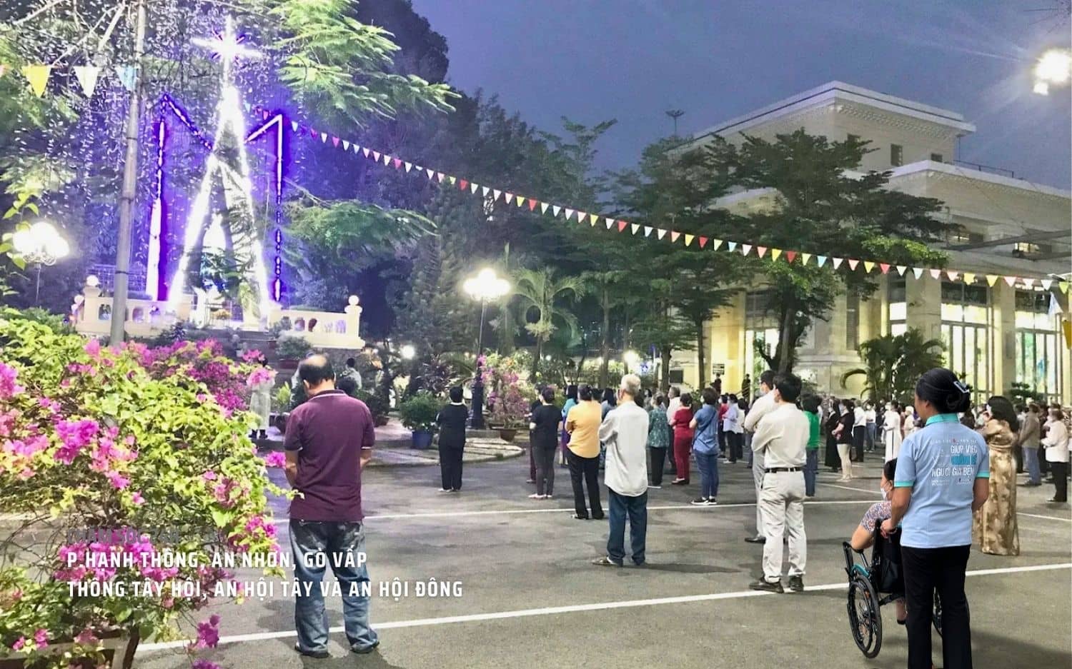 Sinh hoạt tôn giáo cùng người già tại Thông Tây Hội