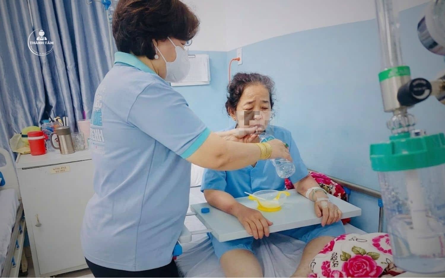 Thức đêm theo ông bà để hỗ trợ sinh hoạt