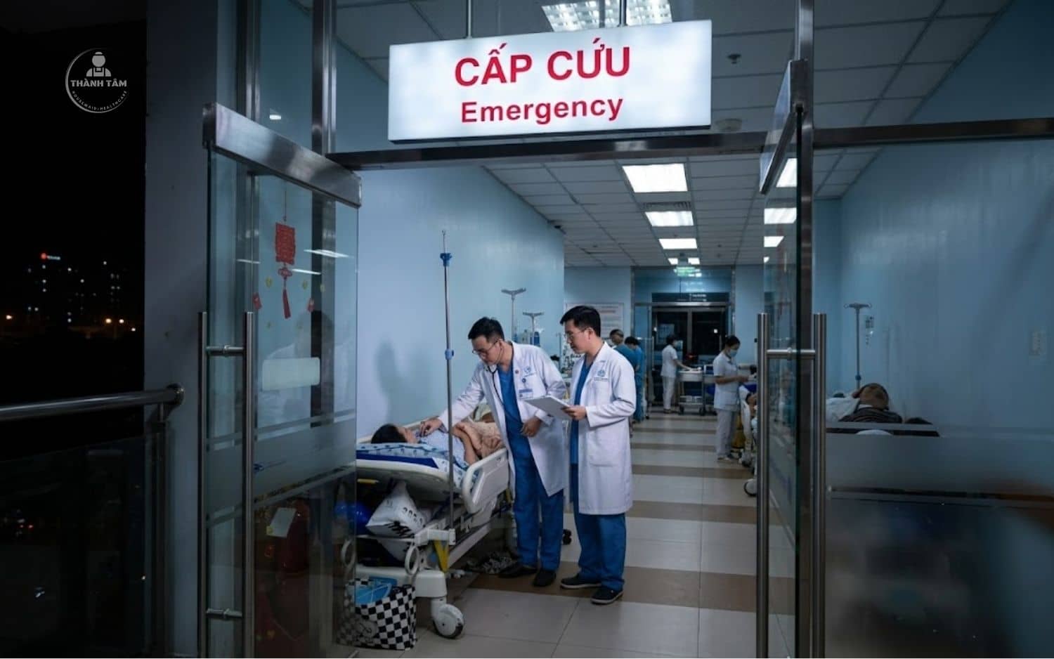 Phòng cấp cứu luôn có nhân viên y tế hỗ trợ chăm sóc